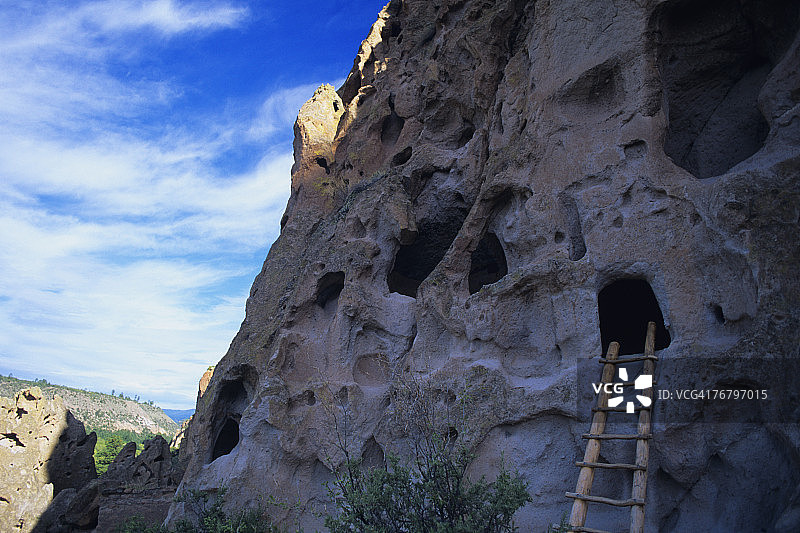 美国新墨西哥州班德利尔国家纪念碑岩壁上的古代遗址图片素材