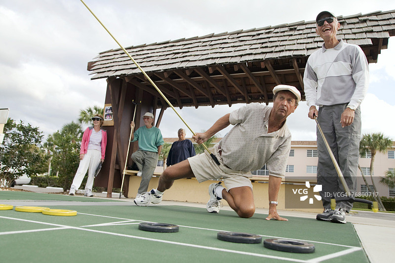 玩沙狐球的男人们图片素材