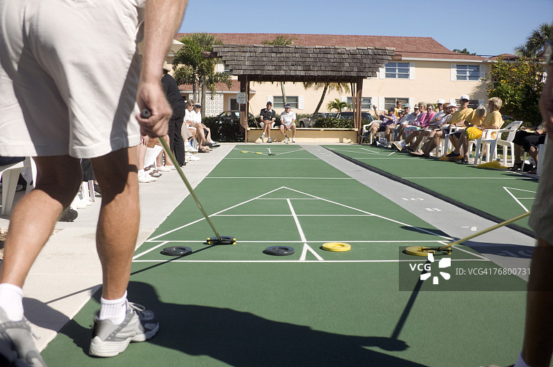 玩沙狐球的男人图片素材