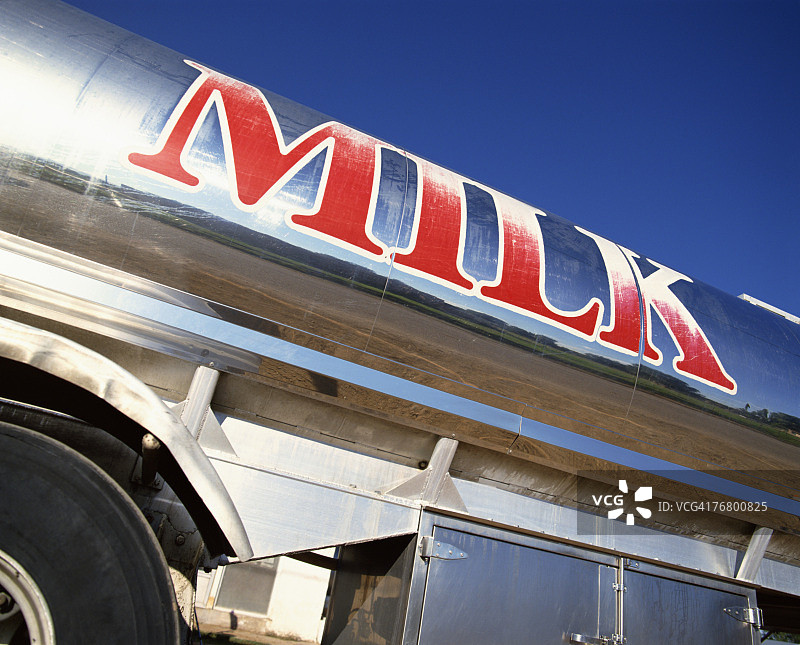 卡车侧面写的牛奶图片素材