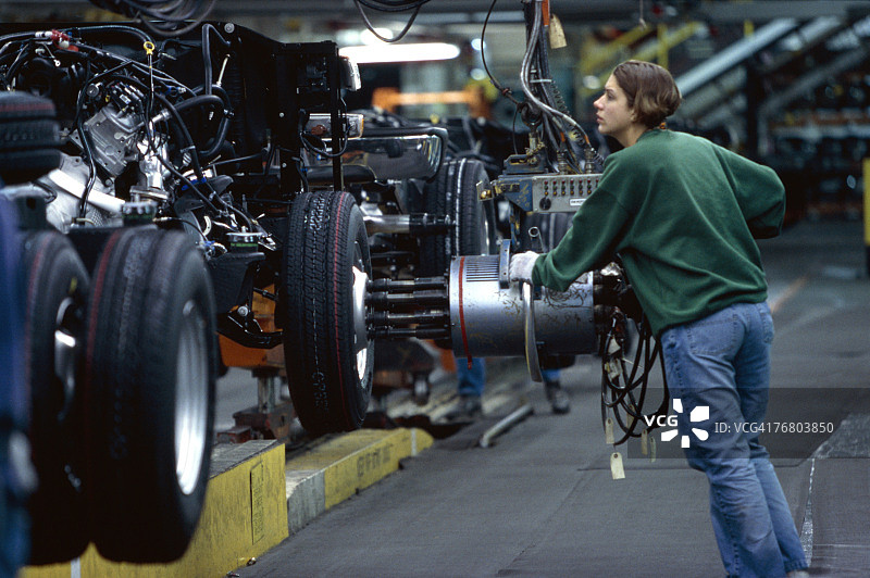 汽车工厂工人安装轮胎图片素材