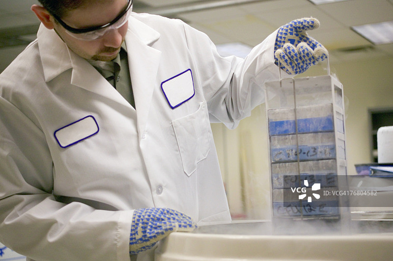 实验室里的低温技术员图片素材