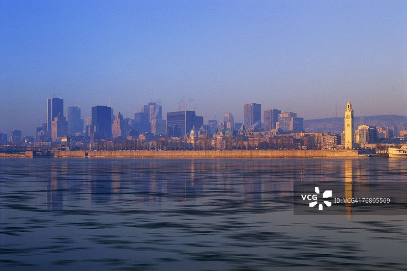 加拿大魁北克省蒙特利尔天际线和圣劳伦斯河图片素材