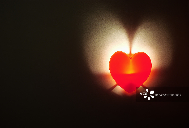 夜晚发光的心图片素材