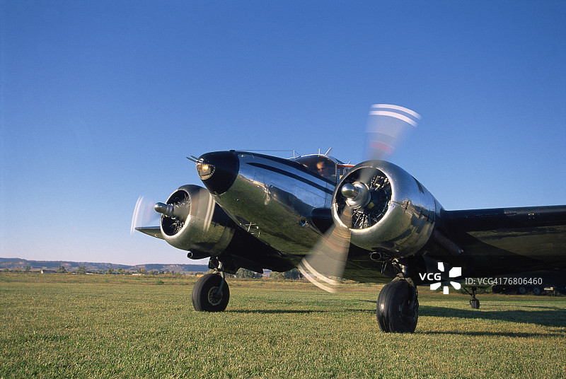 草地跑道上的飞机图片素材
