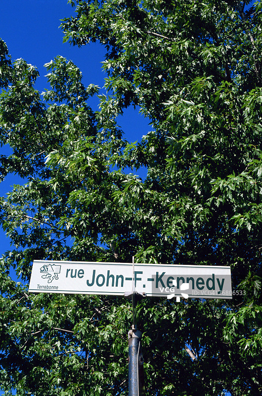 加拿大魁北克泰勒博讷的约翰·肯尼迪市政街道标志图片素材