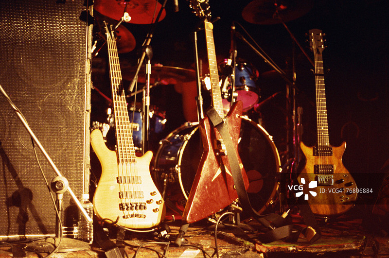 舞台上的电吉他设备图片素材