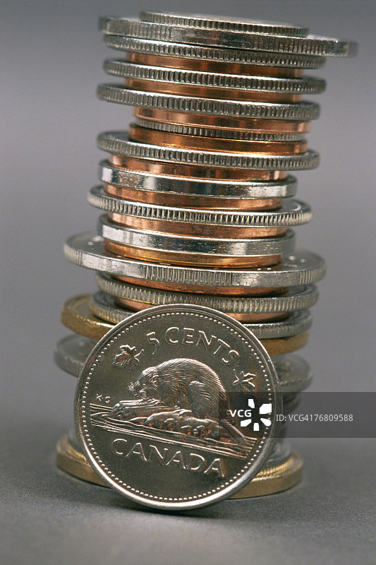 一堆硬币前的加拿大镍币图片素材