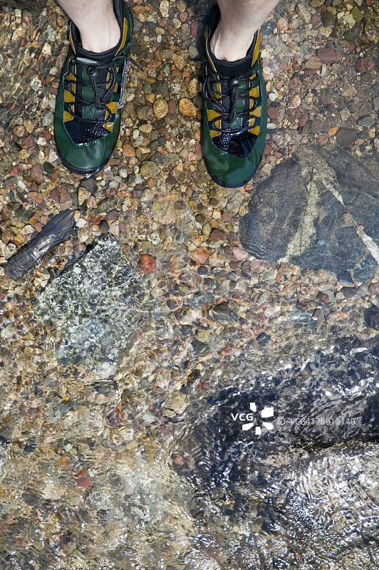 男子在怀俄明州大提顿国家公园的河中图片素材