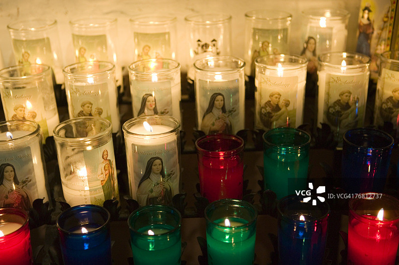奇马约圣所祭坛上的蜡烛，美国新墨西哥州图片素材
