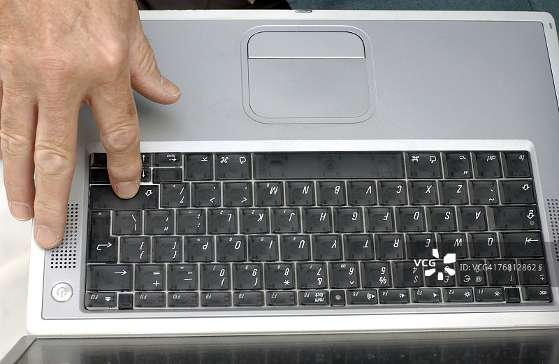 在笔记本电脑上的手图片素材