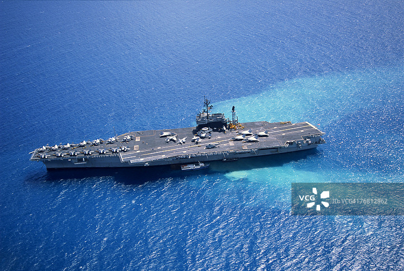 海洋中的航空母舰图片素材