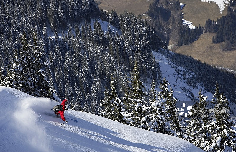 男子在雪山上滑雪，鸟瞰图图片素材