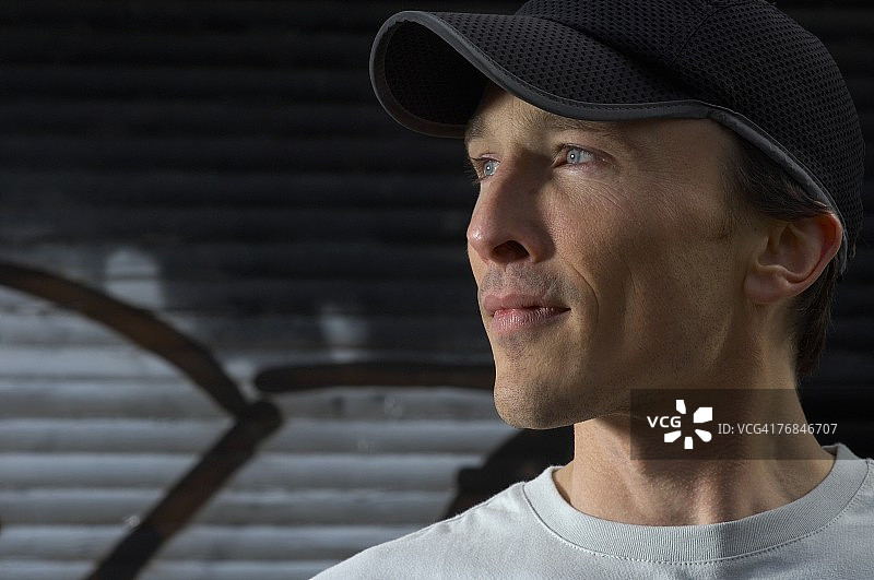 戴帽子的男人侧脸特写图片素材