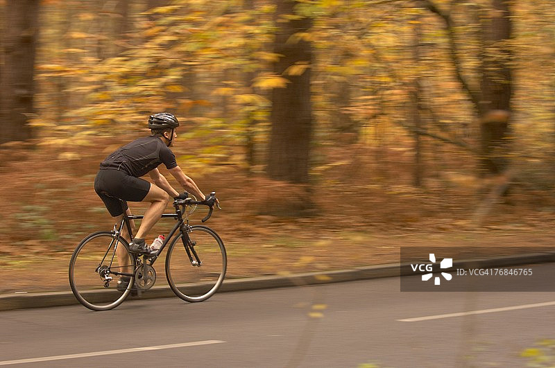 秋日树林中的骑行男人图片素材