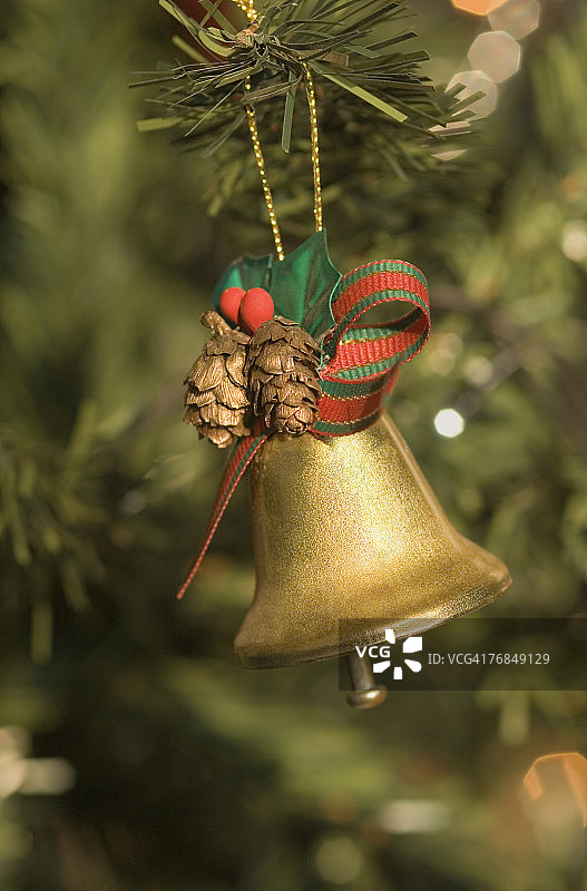 悬挂在圣诞树上的圣诞铃铛特写图片素材
