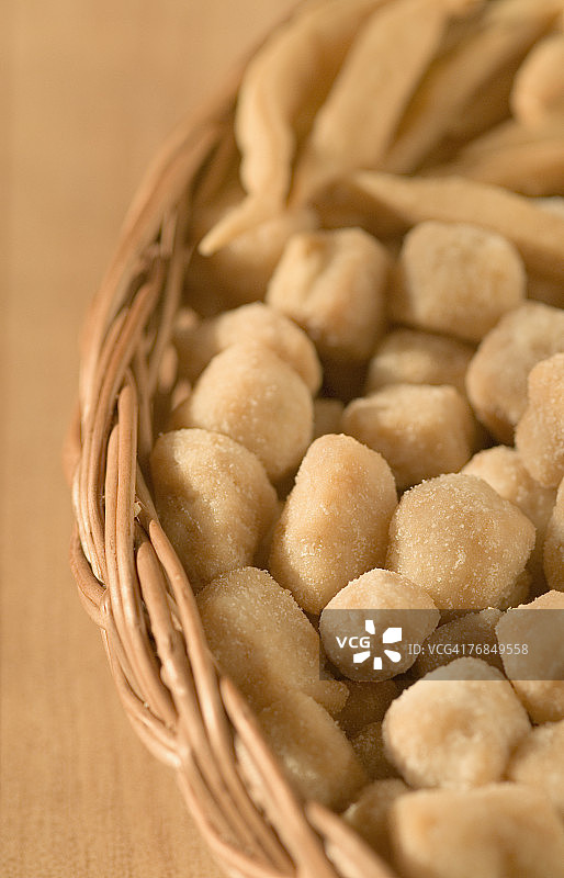 柳条筐里的糖果和饼干特写图片素材