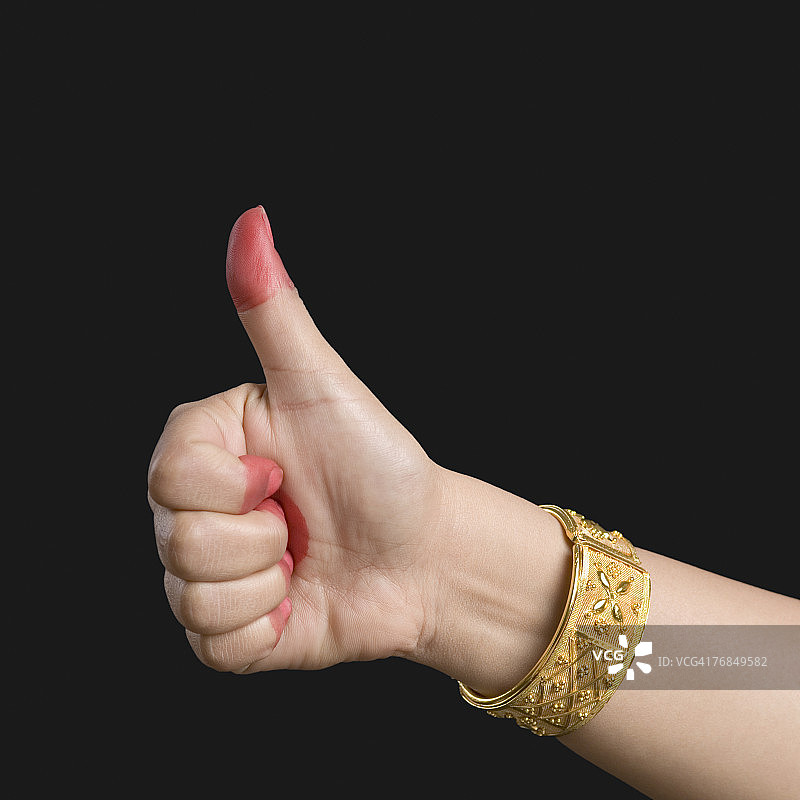女人手做婆罗多舞姿势的特写图片素材
