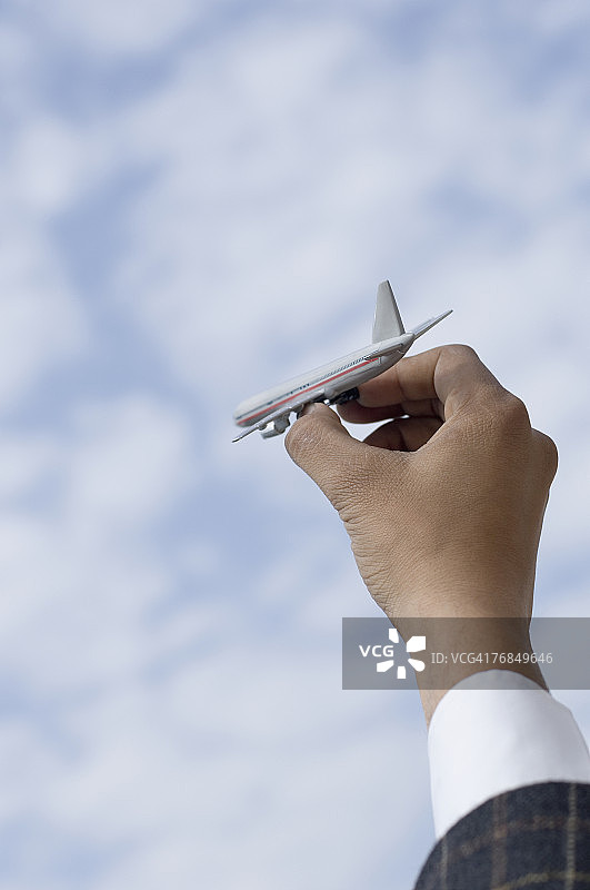 手持飞机模型的特写镜头图片素材