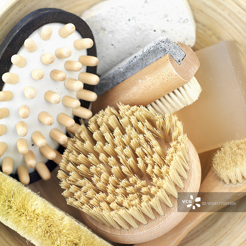 碗里的肥皂和刷子特写图片素材