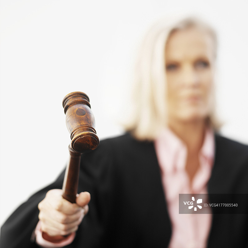 手持木槌的女法官图片素材