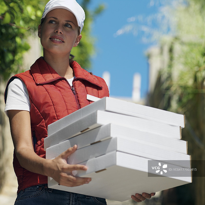 送披萨的女配送员，低角度视图图片素材