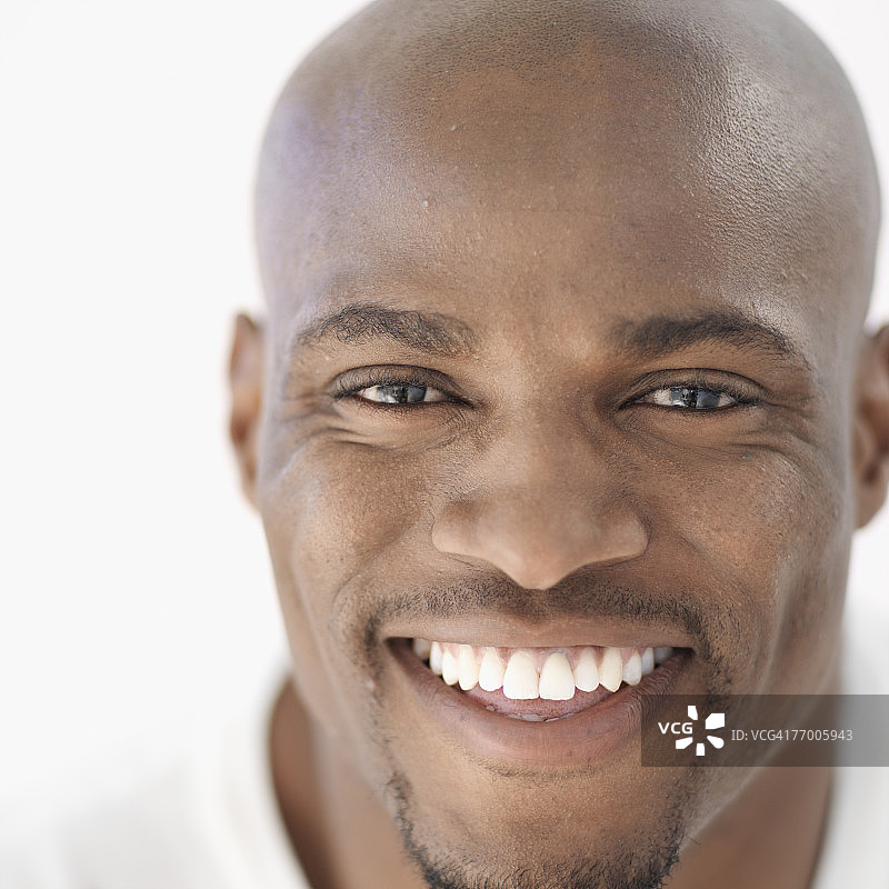 中年男子微笑特写肖像图片素材