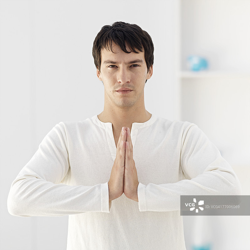 双手合十的年轻男人肖像图片素材