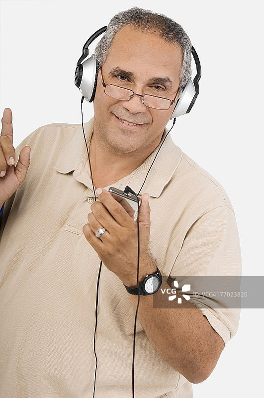 听MP3播放器的中年男人肖像图片素材