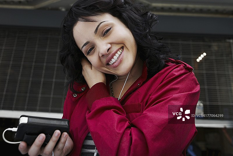 听音乐微笑的年轻女人肖像图片素材
