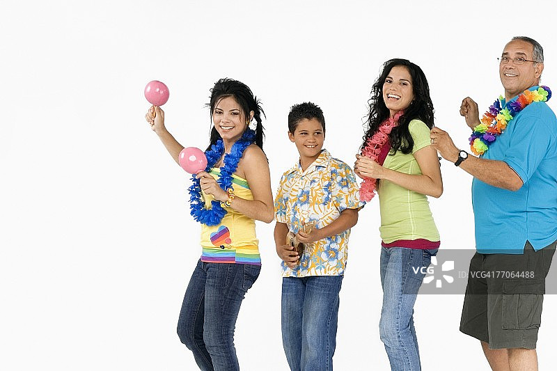 一排跳舞微笑的四个人的侧面照图片素材