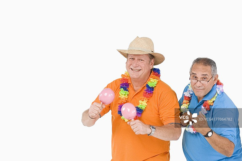 演奏沙槌的年长男人和他的朋友的肖像图片素材