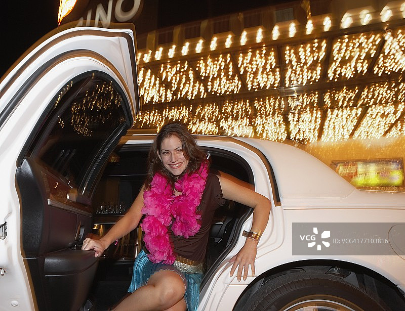 中东妇女从豪华轿车里出来图片素材