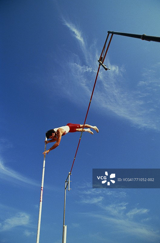 撑杆跳运动员越过横杆，俯视图图片素材