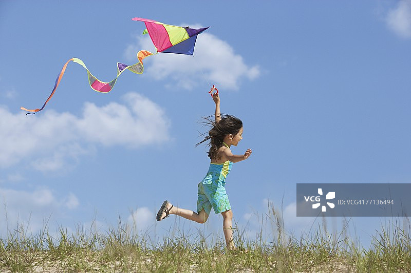 放风筝的西班牙裔女孩图片素材