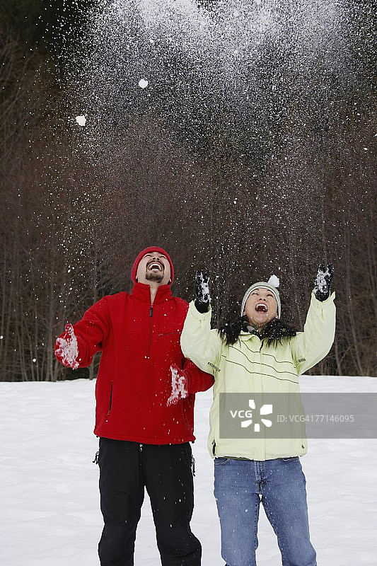 混血夫妇玩雪图片素材