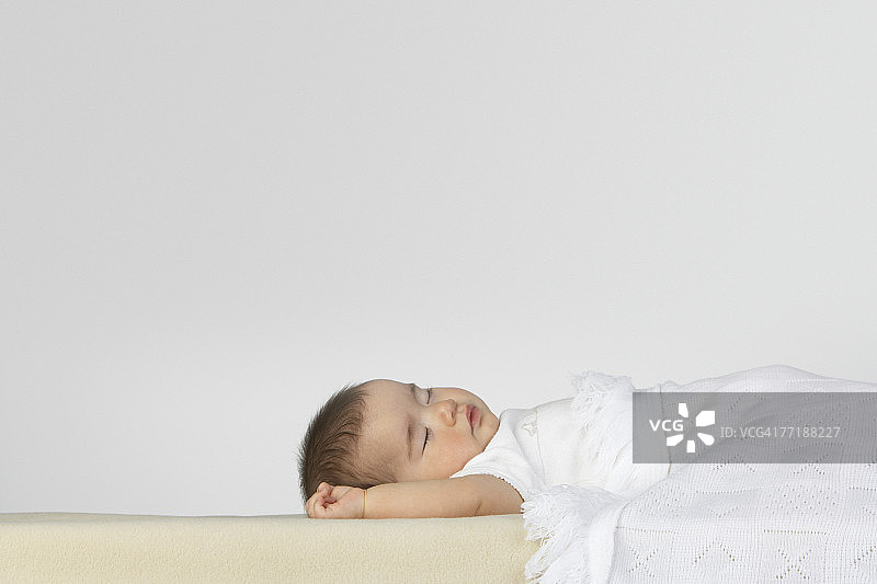 一个正在睡觉的婴儿图片素材