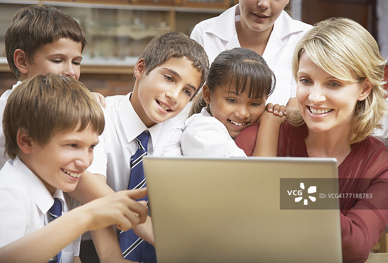 和老师一起上课的学生图片素材