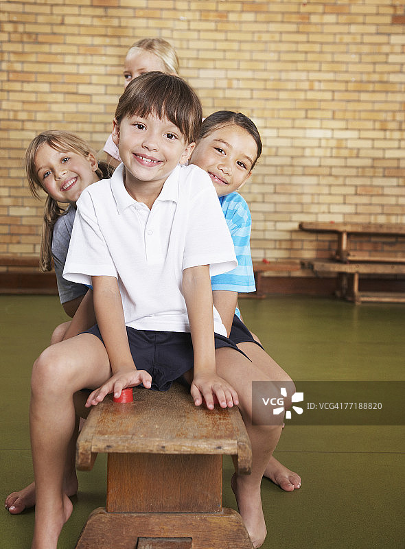 体育课上的学生图片素材