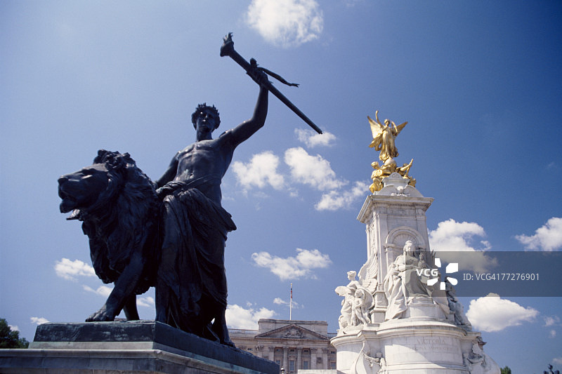 白金汉宫前的维多利亚纪念碑图片素材