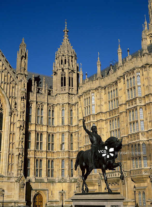 狮心王理查一世雕像和议会大厦图片素材