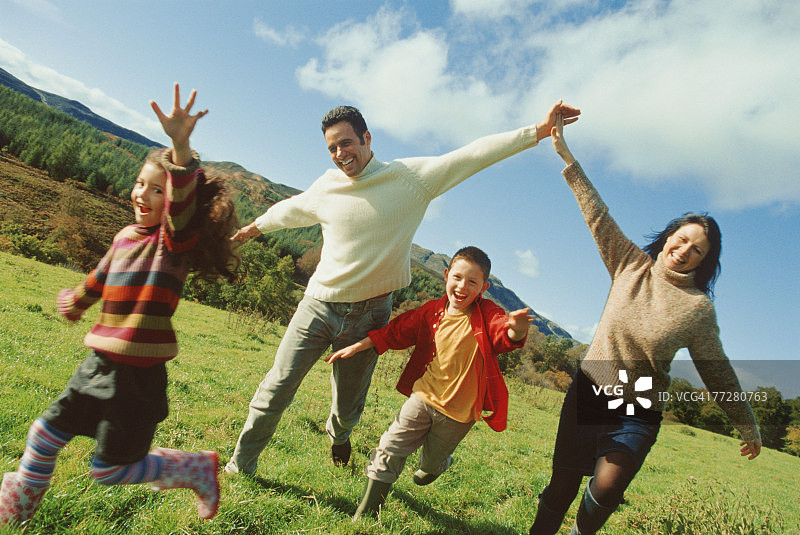 一家人在田野里奔跑图片素材