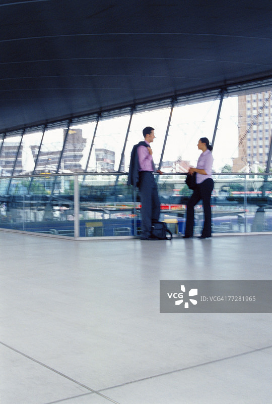 在火车站交谈的两位商人图片素材