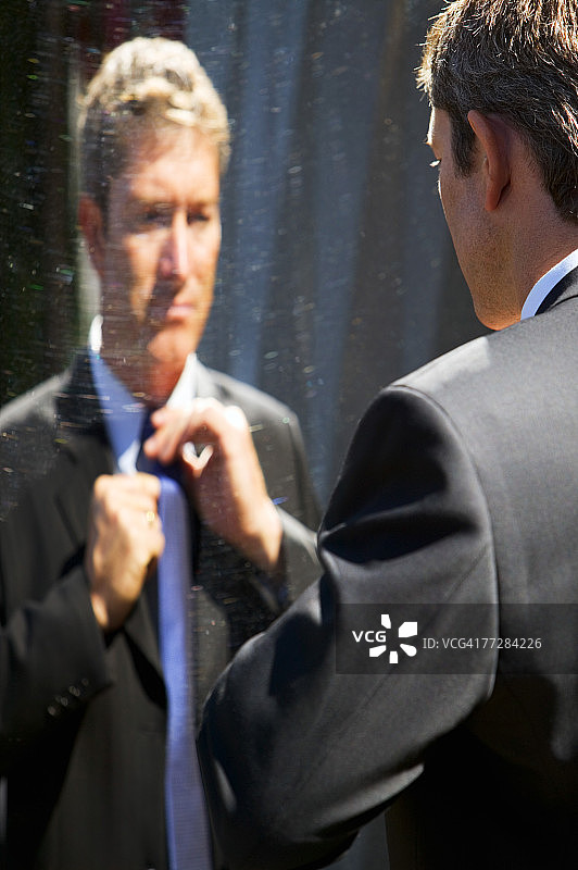 商人照镜子整理领带图片素材