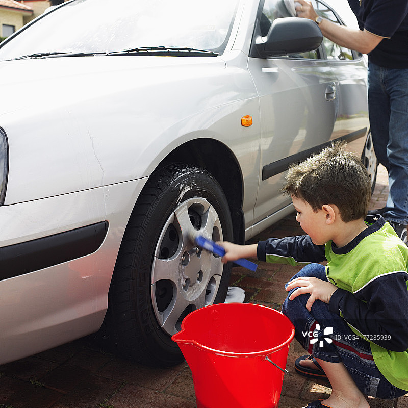 儿子帮忙洗车图片素材