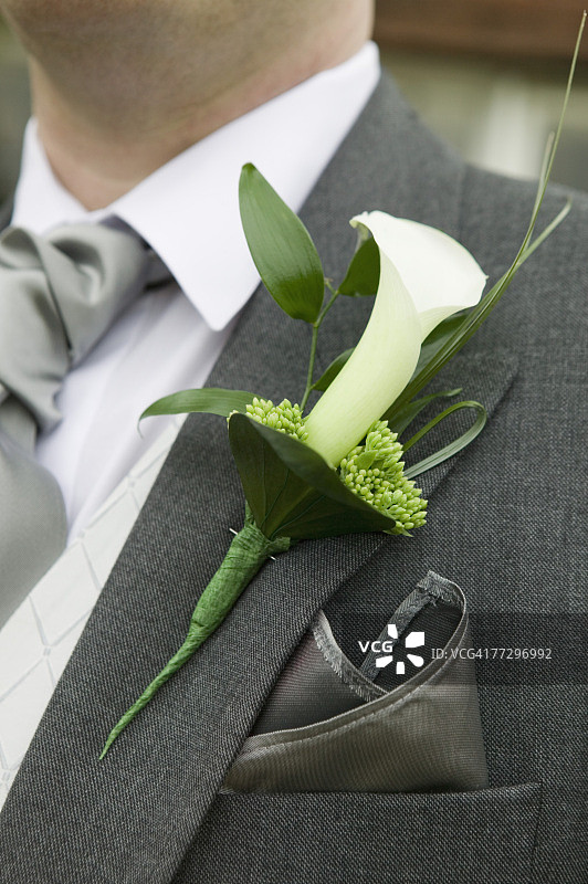 西装上别着花的男人图片素材