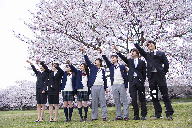 学生和新商务人士排队，正面视角，低角度视角，全身照图片素材