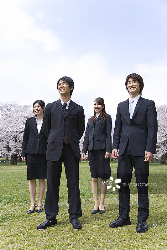 田野里的商务人士，正面全身像图片素材