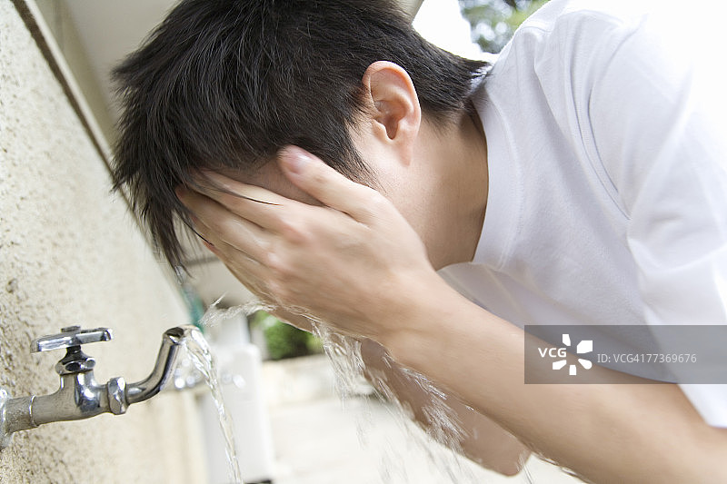 运动后擦脸的青少年男孩图片素材