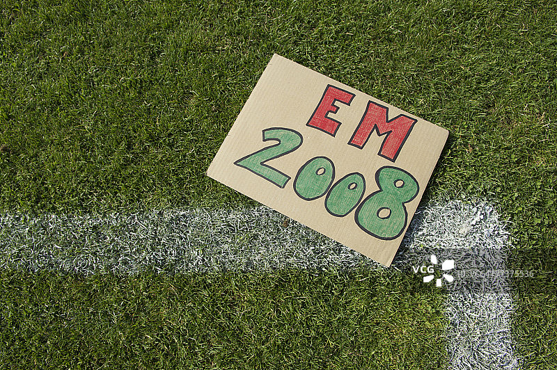 足球场上的2008年欧洲杯标志图片素材